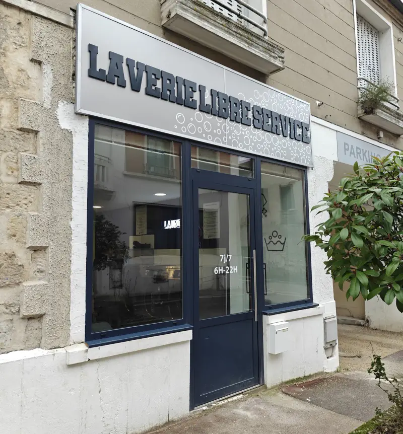 Façade de la laverie libre-service, 26 rue de Paris à Louvres