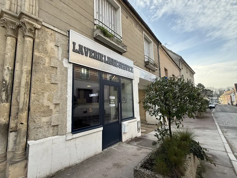 La laverie dans la rue de Paris