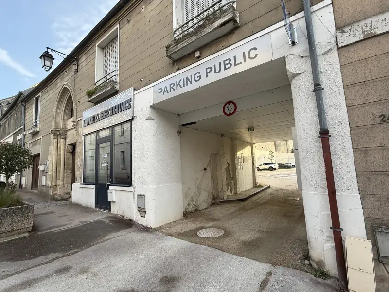 Accès au parking public, à côté de la laverie