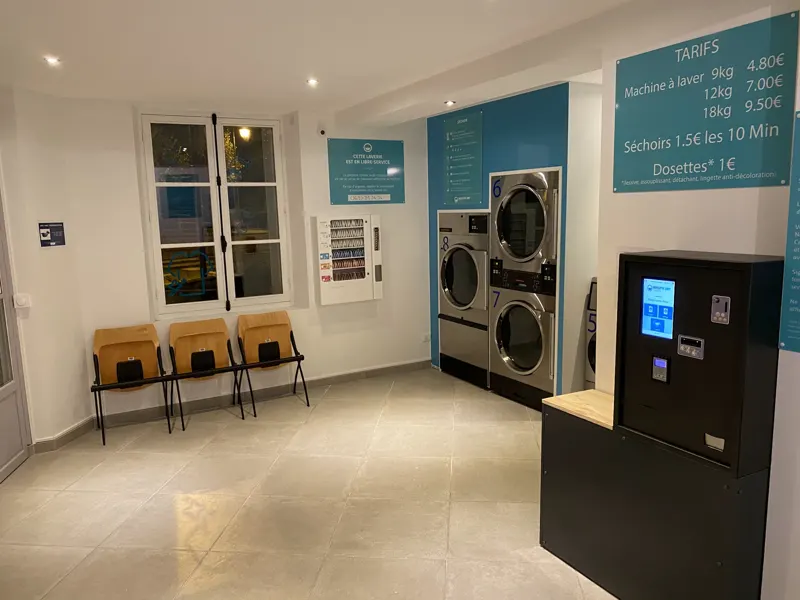Espace d’attente et borne de paiement, murs turquoise