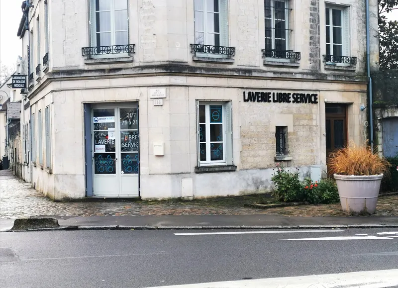 Façade de la laverie libre-service, 114 rue de la République à Senlis